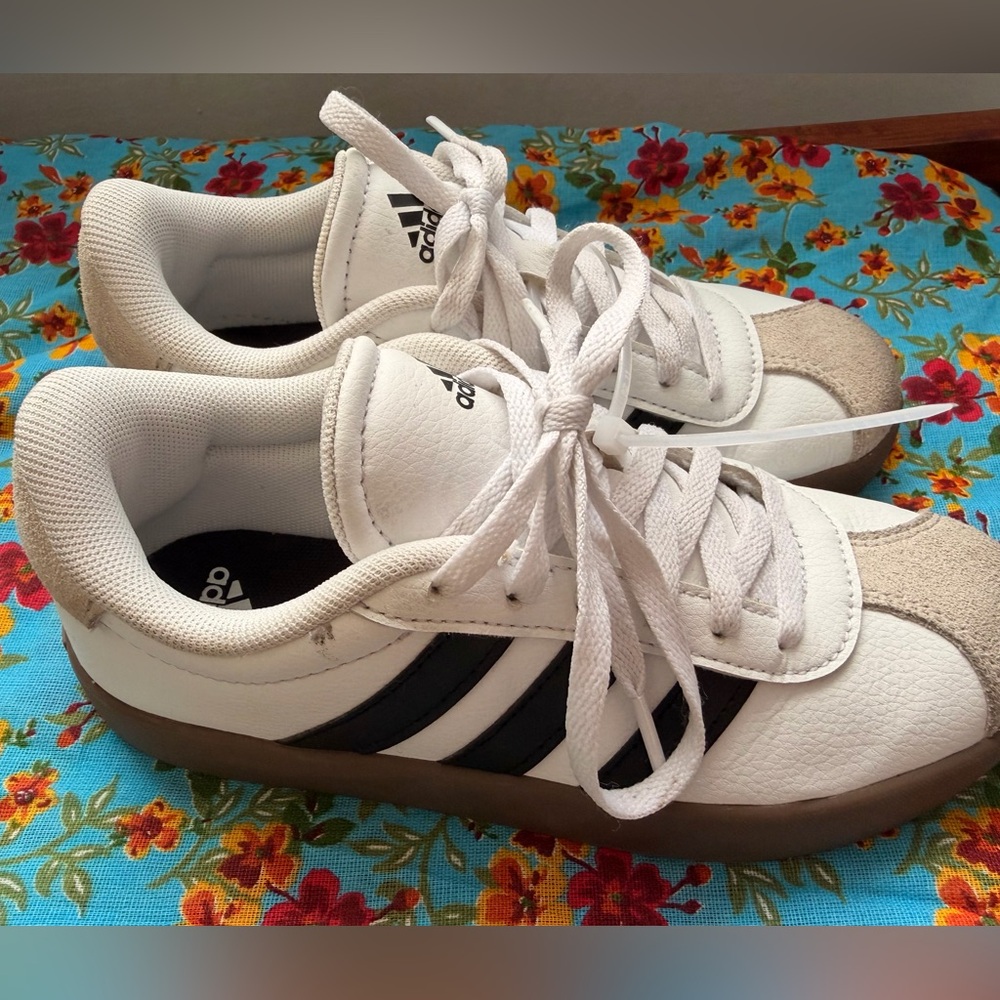 Adidas Classic White and Black Shoes Kids Size 1/5 - Picture 2 of 5